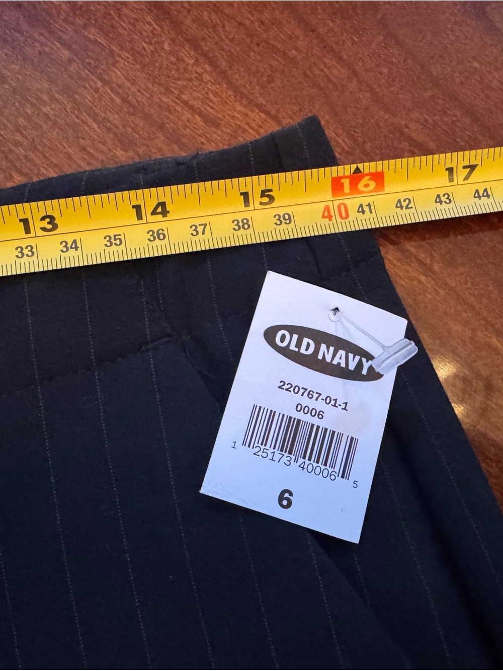 Old Navy Capris Women's Black Pinstripe Capris Size 6 **NWT** - Picture 6 of 13